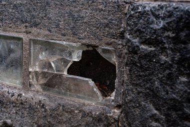 Taş duvarda kırık camlar, kartpostal arkaplan fotoğrafı.