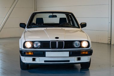 Garajda eski bir araba, şık titreşimler.