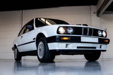 Garajda eski bir araba, şık titreşimler.