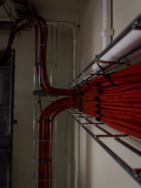 Kablolu TV kablosu döşeyen elektrik kabloları, elektrik şirketi arkaplanı, güzel bir çalışma kurulumu, sinematik fotoğraf.
