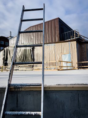 İnşaat alanındaki merdivenler metafora yol açıyor.