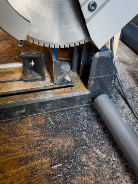 Metal bir bıçakla kesilmiş metal bir borunun yakın plan fotoğrafı.