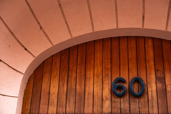 Tahta arka planda 60 numara, pembe detaylar, kartpostal titreşimleri.
