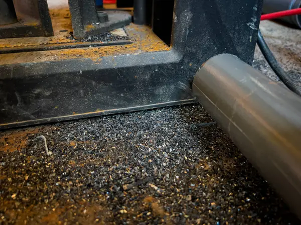 Metal bir bıçakla kesilmiş metal bir borunun yakın plan fotoğrafı.
