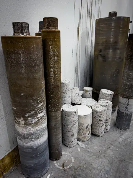 Büyük beton yapıları delmek için sondaj başlıkları, mavi yakalı işi.