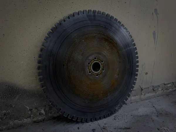 Yakın - eski bir endüstriyel beton testeresi