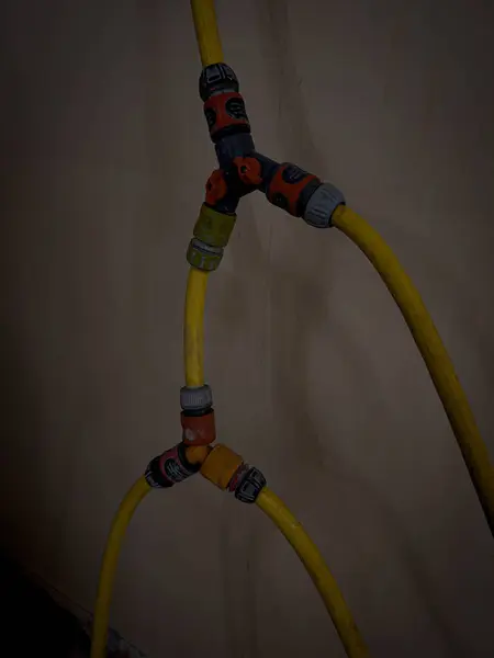 Hortumlar, mavi yakalı bir binada çalışan adaptörlerle bağlantılı.