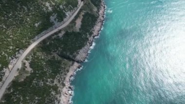 Karadağ. Bahar. Adriyatik Denizi kıyısında Dobra Voda kasabasında. Deniz seviyesinden 700 metre yükseklikte bir İHA 'dan ateş ediliyor..