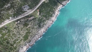 Karadağ. Bahar. Adriyatik Denizi kıyısında Dobra Voda kasabasında. Deniz seviyesinden 700 metre yükseklikte bir İHA 'dan ateş ediliyor..