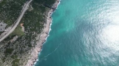 Karadağ. Bahar. Adriyatik Denizi kıyısında Dobra Voda kasabasında. Deniz seviyesinden 700 metre yükseklikte bir İHA 'dan ateş ediliyor..