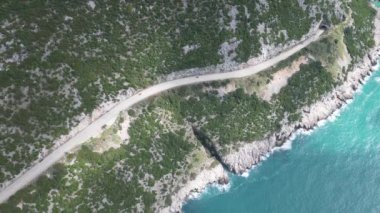 Karadağ. Bahar. Güzel bir sahil şeridi ve insansız hava aracından deniz manzarası. Bar Bölgesinde Adriyatik Denizi.