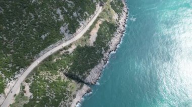 Karadağ. Bahar. Güzel bir sahil şeridi ve insansız hava aracından deniz manzarası. Bar Bölgesinde Adriyatik Denizi.