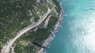Karadağ. Bahar. Güzel bir sahil şeridi ve insansız hava aracından deniz manzarası. Bar Bölgesinde Adriyatik Denizi.