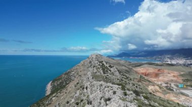 Karadağ. Bahar. Volajdika sırtı. Baro 'nun güneyinde. İnsansız hava aracı görüntüleri. Deniz seviyesinden 300 metre yükseklikte..