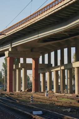 Şehirdeki demiryolu köprüsünün manzarası