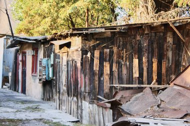 GroundA 'daki eski yanmış ahşap parçası kuru toprakta yatıyor. Parça karanlık, kırılgan ve çatlaklarla dolu. Alev ve zamanla şekillenen doğal bir kalıntı.. 