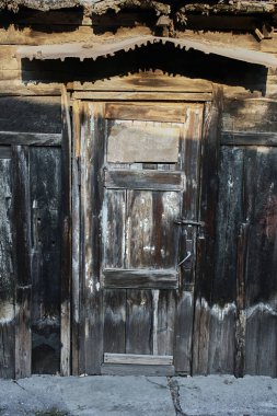 GroundA 'daki eski yanmış ahşap parçası kuru toprakta yatıyor. Parça karanlık, kırılgan ve çatlaklarla dolu. Alev ve zamanla şekillenen doğal bir kalıntı.. 