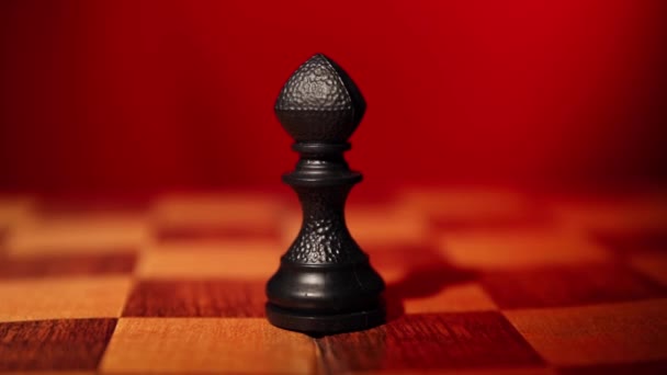 转盘上红色背景的黑棋主教棋子 — 图库视频影像