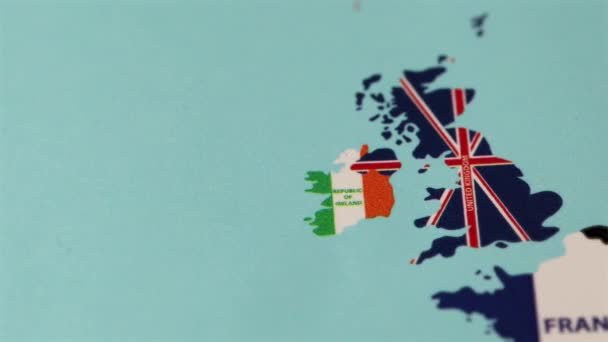 イギリスアイルランドの国旗が世界地図に掲載されています 高品質の4K映像 — ストック動画