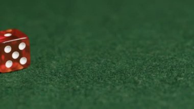 Yeşil arkaplan tablosu 1 üzerinde kırmızı zar