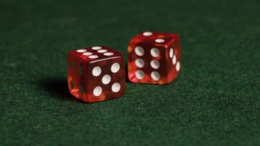 Kırmızı Zar yeşil zemin masa 2 'de. Yüksek kalite 4k görüntü