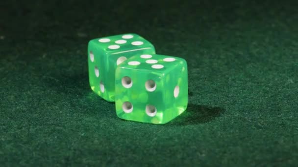 绿色透明的骰子在绿色背景2上 高质量的4K镜头 — 图库视频影像