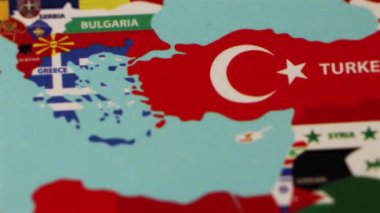 Türkiye ülke bayrağı dünya haritasında yer alıyor. Yüksek kalite 4k görüntü