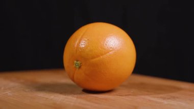 Pikapta küçük bir portakal. Yüksek kalite 4k görüntü