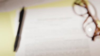 İfşa edilmemiş, boş belge formu, gözlük ve kalem 2. Yüksek kalite 4k görüntü