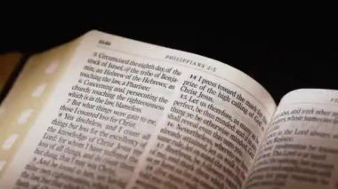 Colossians 'ın İncil-Yeni Ahit sayfası. Yüksek kalite 4k görüntü