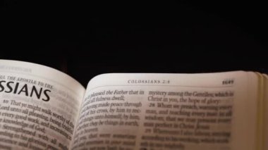 Colossians 'ın İncil-Yeni Ahit sayfası. Yüksek kalite 4k görüntü