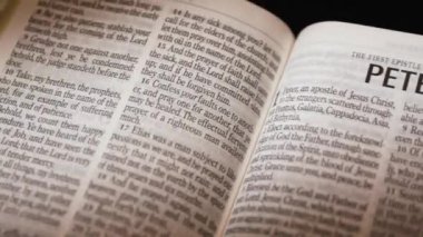 İncil-Yeni Ahit, Peter 'ın Birinci Epistle Generali başlık sayfası. Yüksek kalite 4k görüntü