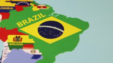 Brezilya dünya haritasında ülke bayrağını özetliyor. Yüksek kalite 4k görüntü