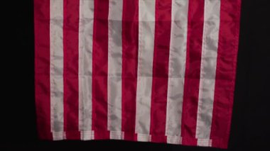 Amerika Birleşik Devletleri ulusal bayrağı koyu arka plan 2 'de. Yüksek kalite 4k görüntü