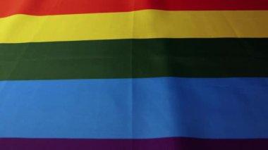 LGBTQ gökkuşağı gay gurur bayrağının sürgülü görüntüsü. Yüksek kalite 4k görüntü