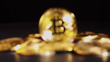 Altın Bitcoin Crypto makro para koyu arkaplan 10 üzerinde. Yüksek kalite 4k görüntü