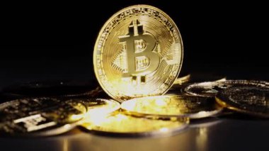 Altın Bitcoin Crypto makro para koyu arka planda 11. Yüksek kalite 4k görüntü