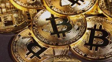 Altın Bitcoin Crypto makro para koyu arkaplan 3 üzerinde. Yüksek kalite 4k görüntü