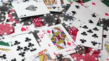 Poker fişleri ve masa 36 'da iskambil kartları. Yüksek kalite 4k görüntü