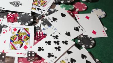 Masa 35 'te poker fişleri. Yüksek kalite 4k görüntü