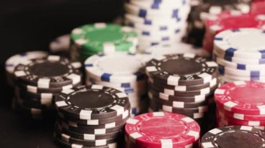 Masa 10 'da kağıt oynayan poker fişleri. Yüksek kalite 4k görüntü