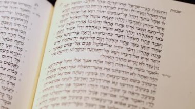 Tevrat 'ın İbranice kitabındaki Yahudi İncili 2. sayfayı açıyor. Yüksek kalite 4k görüntü
