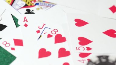 Poker fişleri ve masa 20 'de iskambil kartları. Yüksek kalite 4k görüntü