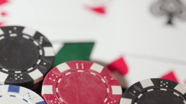 Masa 40 'ta poker fişleri. Yüksek kalite 4k görüntü