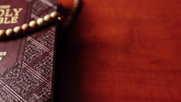 Tracking Schieberegler Aufnahme Der Heiligen Bibel Mit Kreuz Schrift Religiösen — Stockvideo