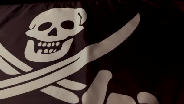 Kafatası Kemikleri Kılıç Korsan Bayrağının Sürgülü Görüntüsü Yüksek Kalite Görüntü — Stok video