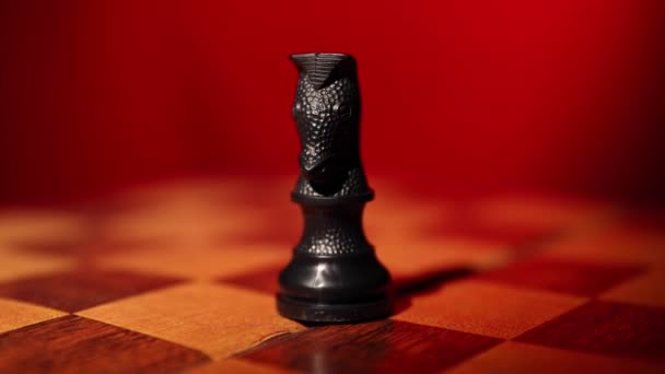 Knight Černý Šachový Figurka Červeným Pozadím Otočném Stolku Mp4 Mp4 — Stock video