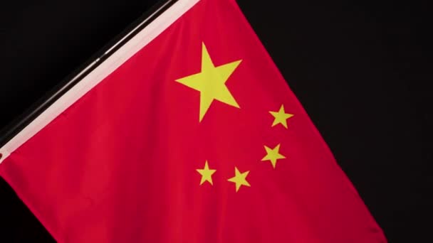 Kinesiska Nationella Flaggan Viftar Flaggstång Svart Bakgrund Högkvalitativ Film — Stockvideo