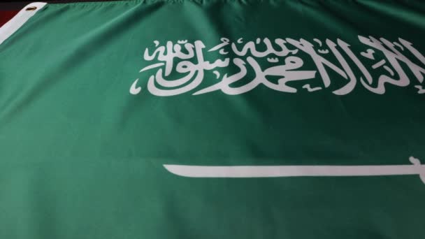 Spurensuche Schieberegler Schuss Saudi Arabiens Nationalflagge Hochwertiges Filmmaterial — Stockvideo