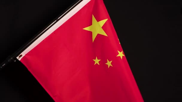 Китайский Национальный Флаг Машущий Флагштоком Черном Фоне Высококачественные Кадры — стоковое видео